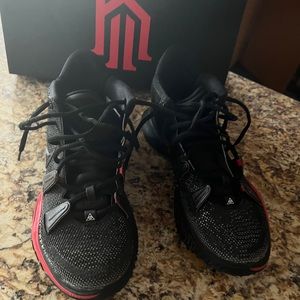 Nike Kyrie Irving basketball mens/boys size 6